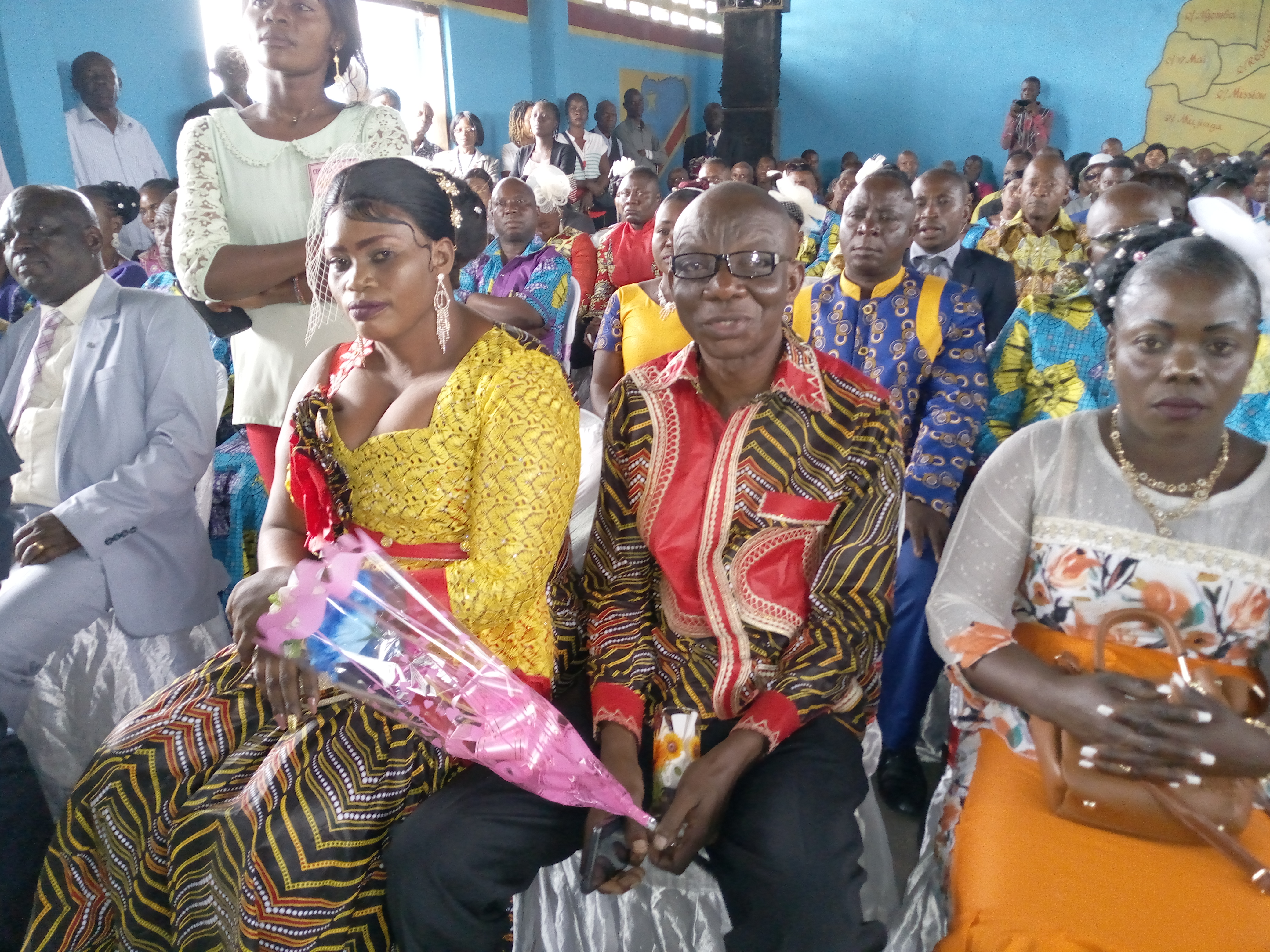 Lire la suite à propos de l’article Sensibilisés sur les VBG et droits successoraux : 50 couples de Kisenso ont célébré leur mariage civil le 20 septembre dernier